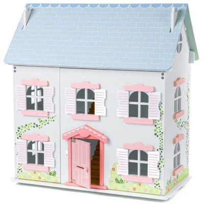 Casuta din lemn decorata cu iedera