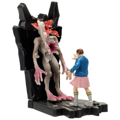 Figurina strangers things in cutie contine un eveniment al serialului Eleven Vs Demogorgon