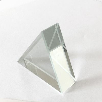 Prisma triunghiulara echilaterala din sticla